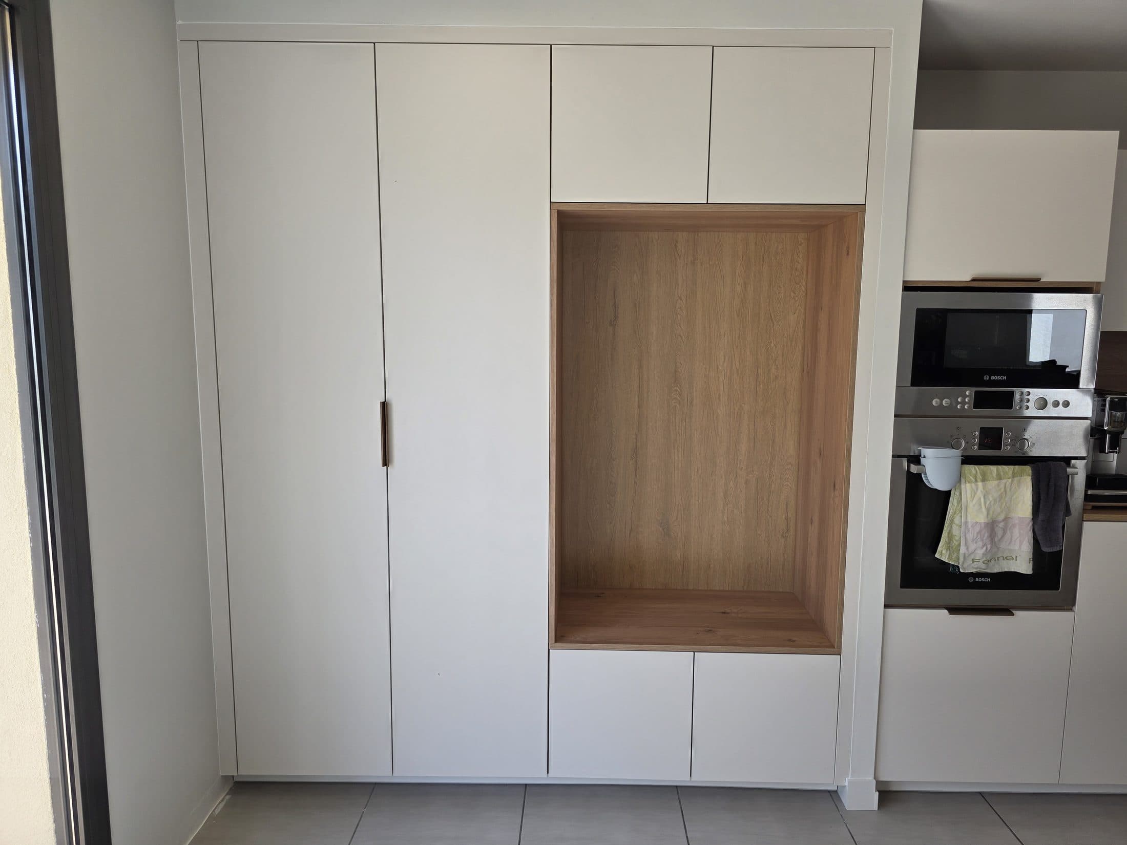 Placards muraux blancs avec niche bois sur mesure