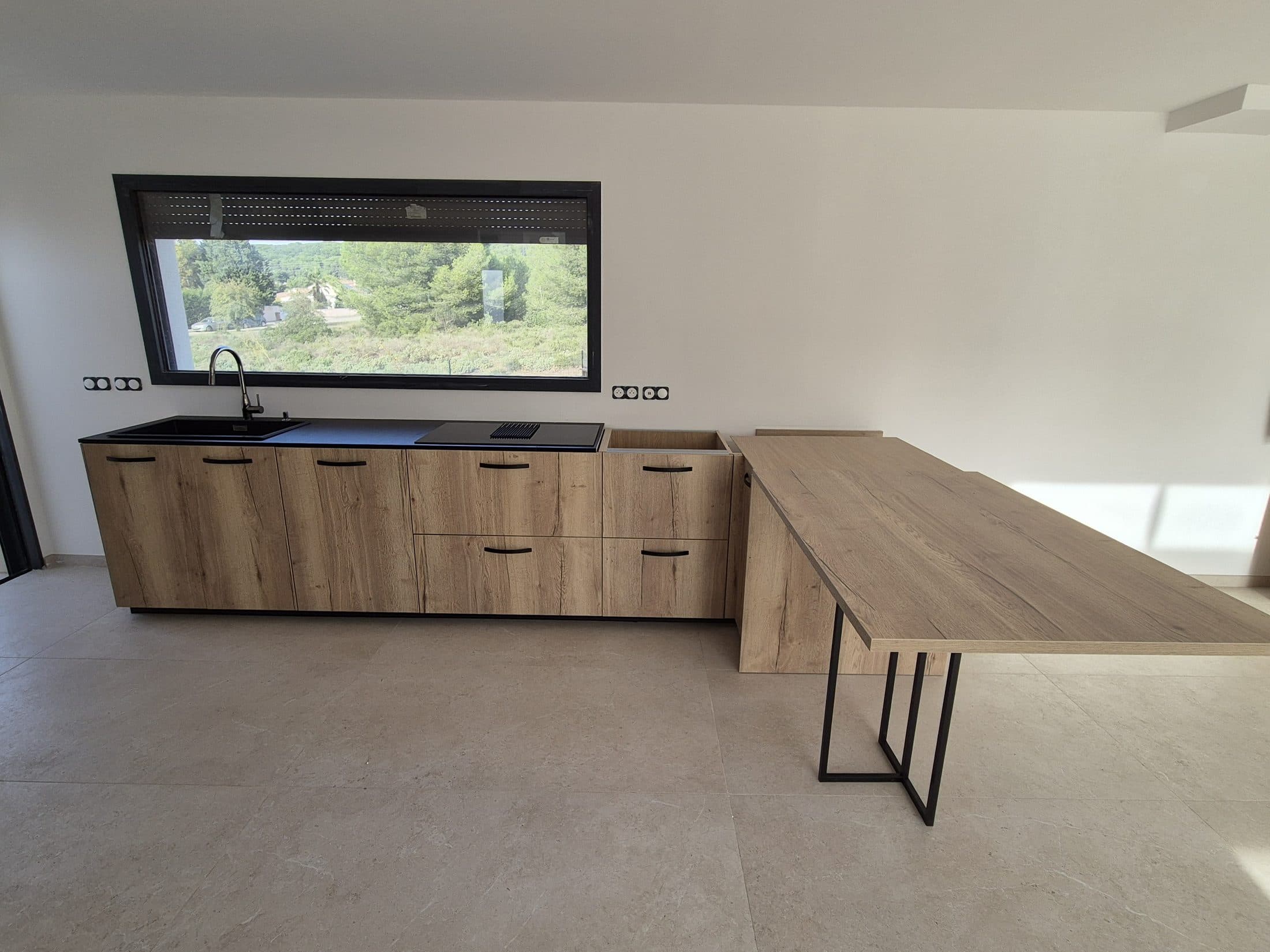 Cuisine bois clair avec plan de travail et bar suspendu