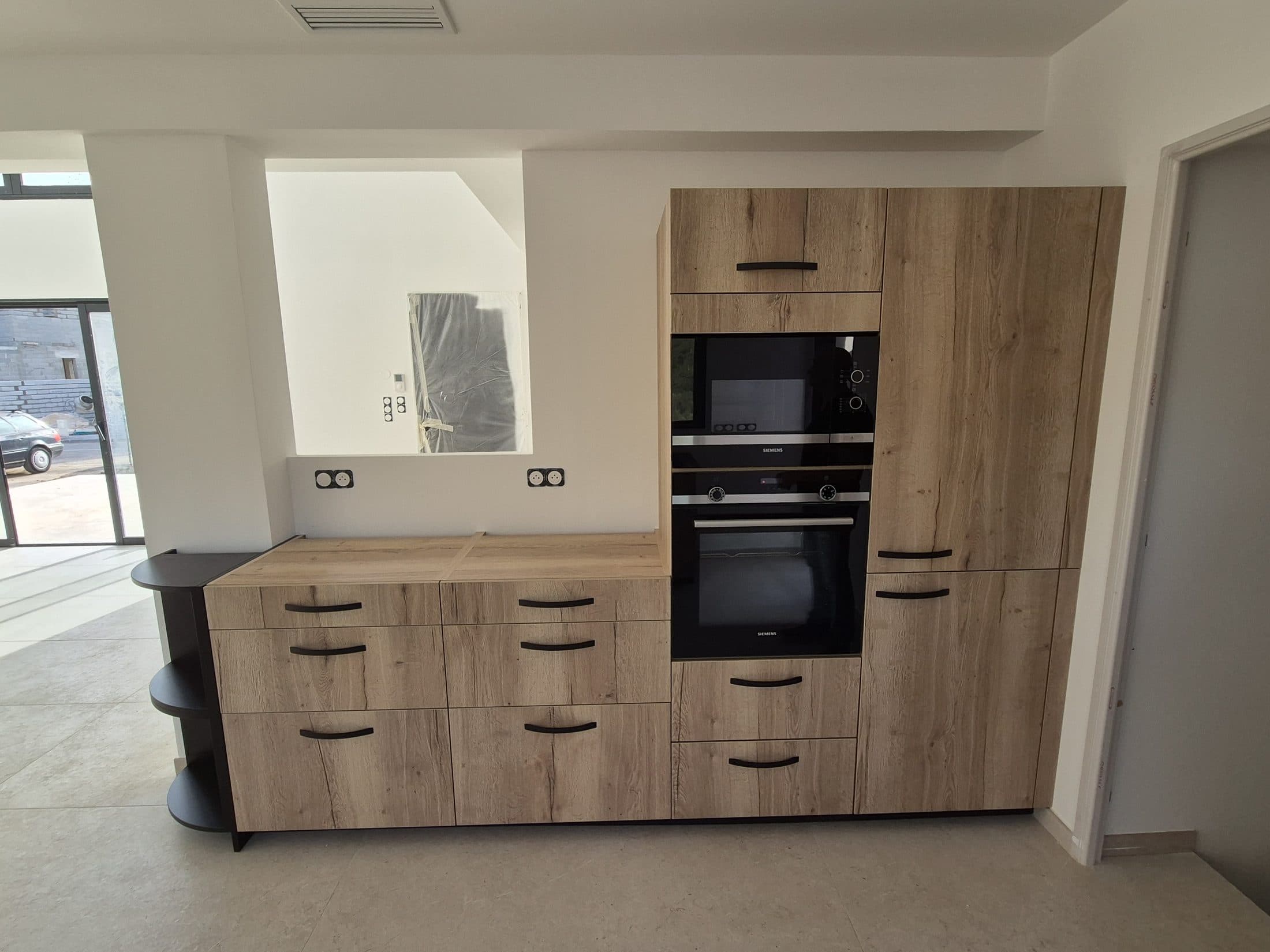Cuisine bois avec colonne four et micro-ondes encastrés
