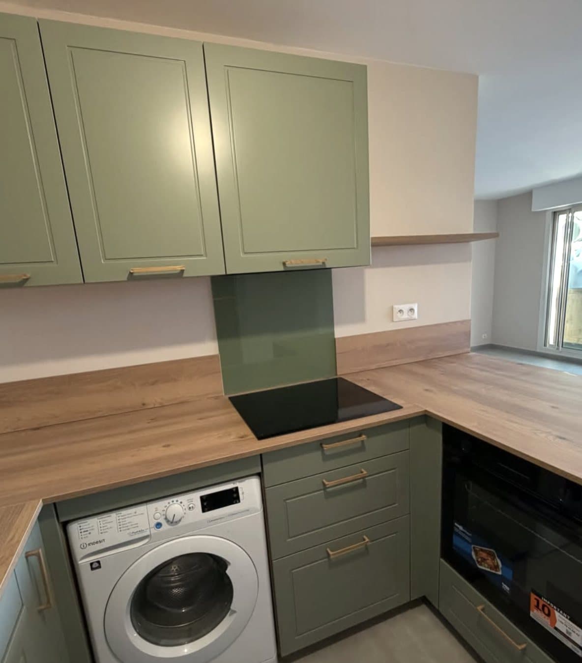 Cuisine verte avec plaque à induction et lave-linge intégré