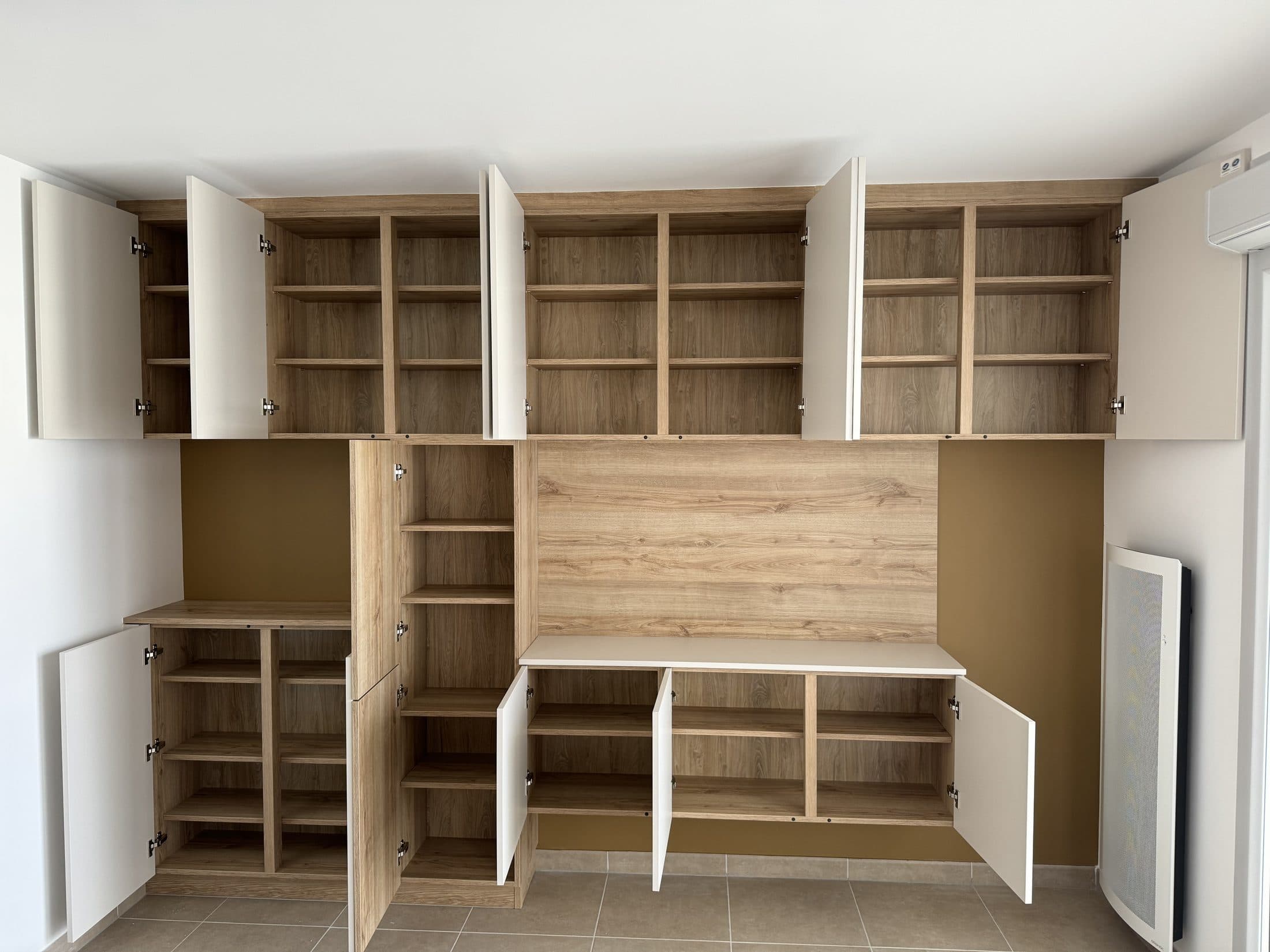 Agencement mural sur mesure avec rangements et bureau intégré