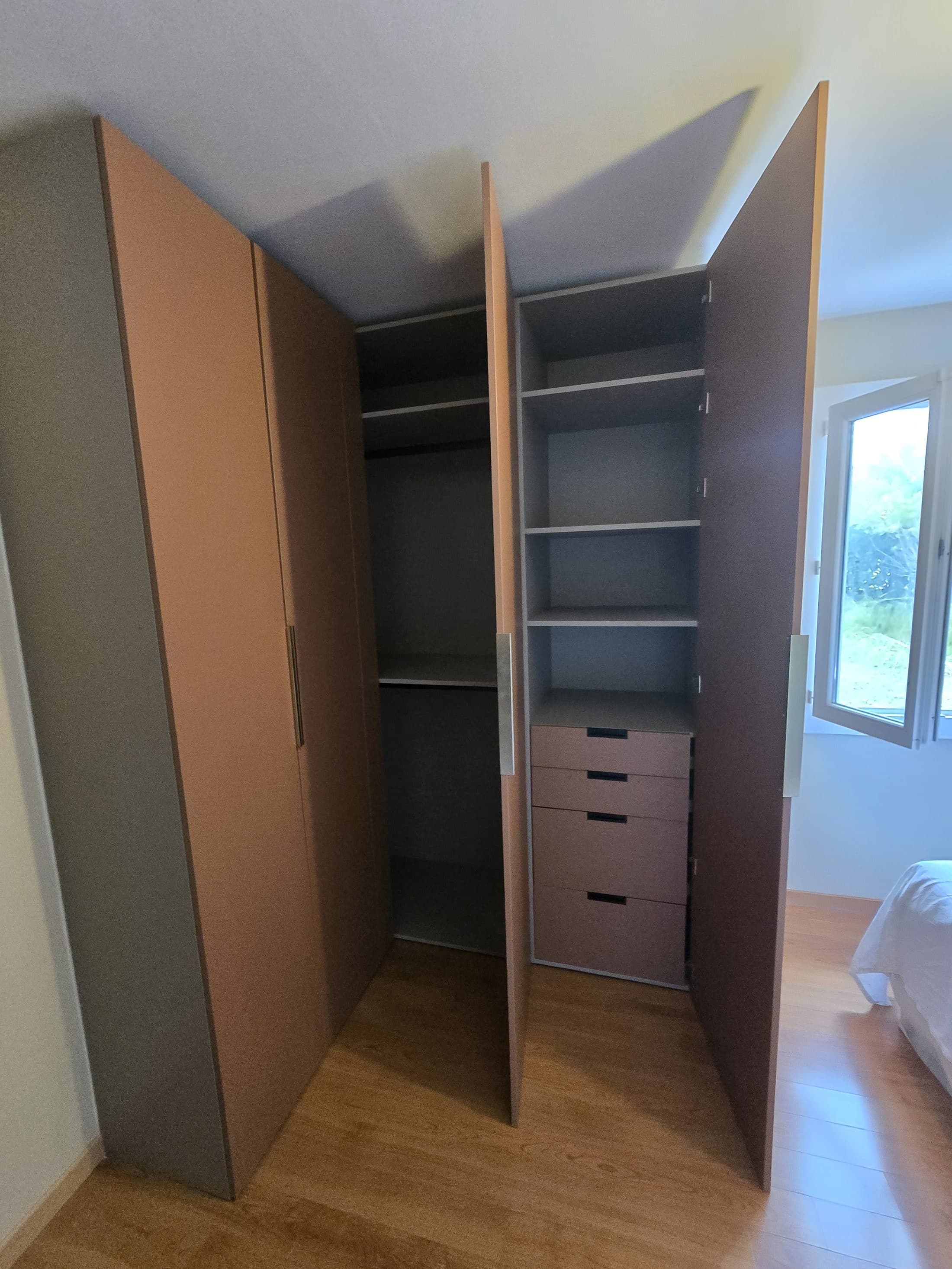 Dressing d'angle ouvert avec étagères et tiroirs