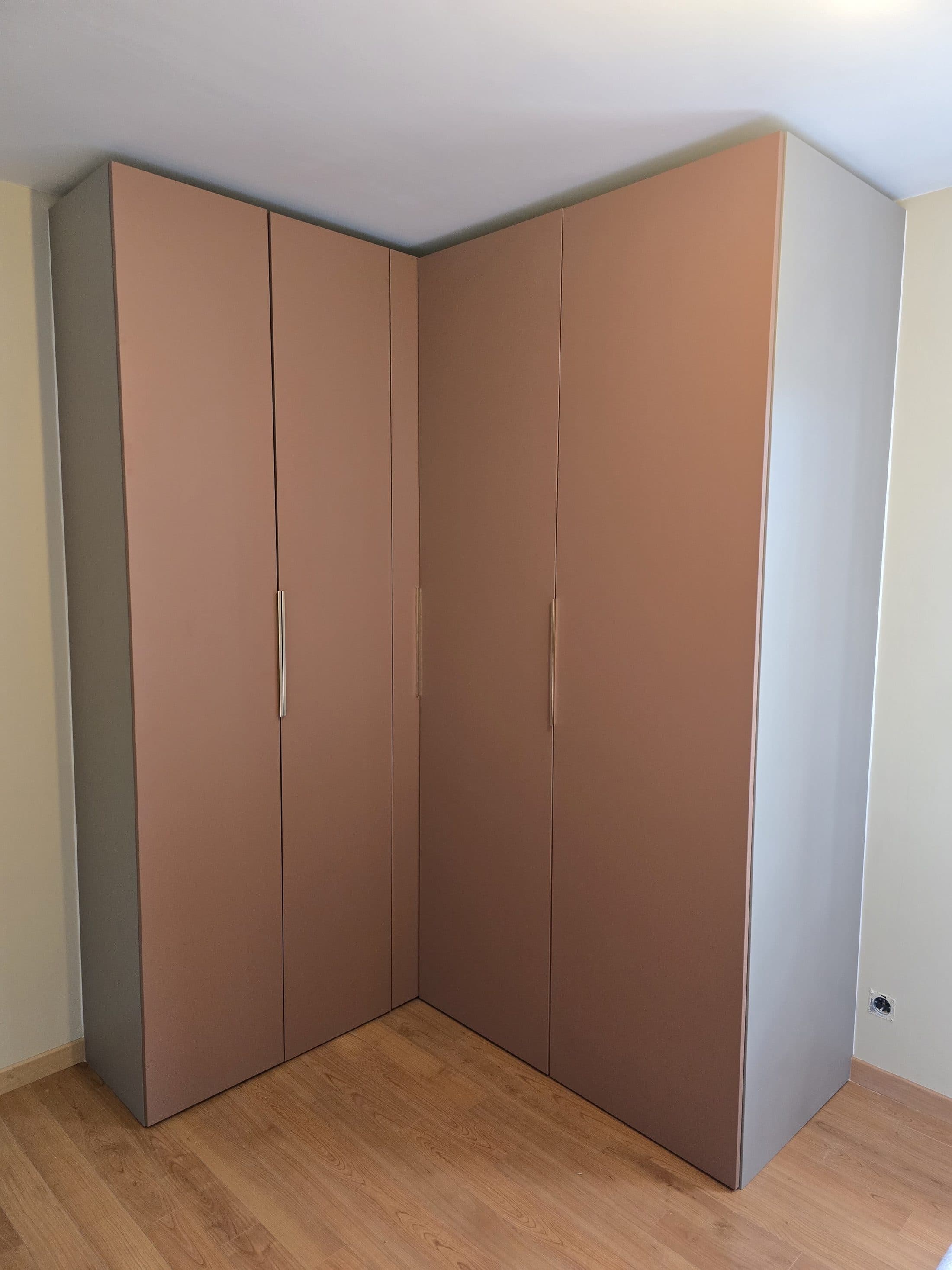 Dressing d'angle avec portes terracotta et gris
