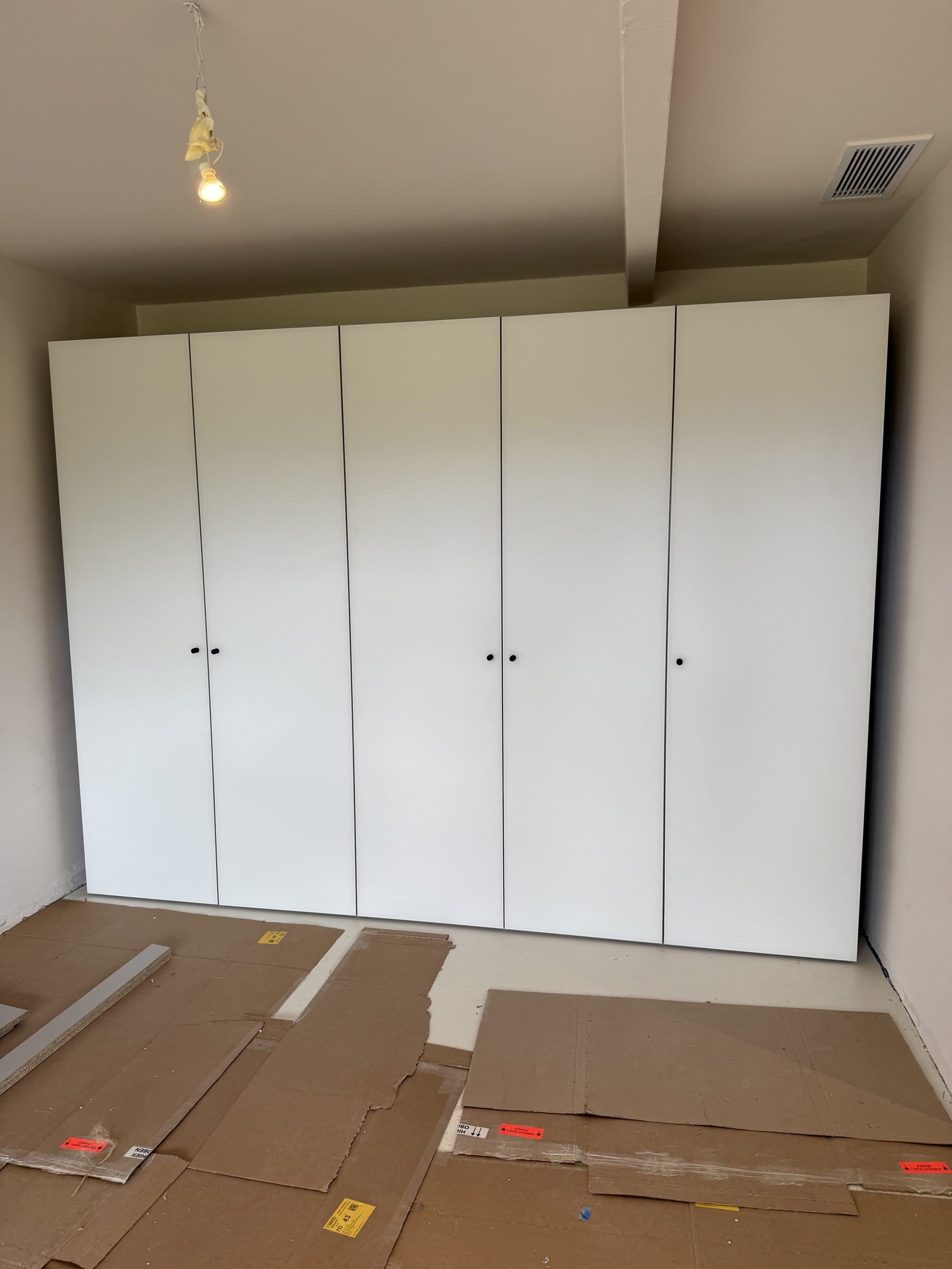Armoire dressing sur mesure cinq portes blanches