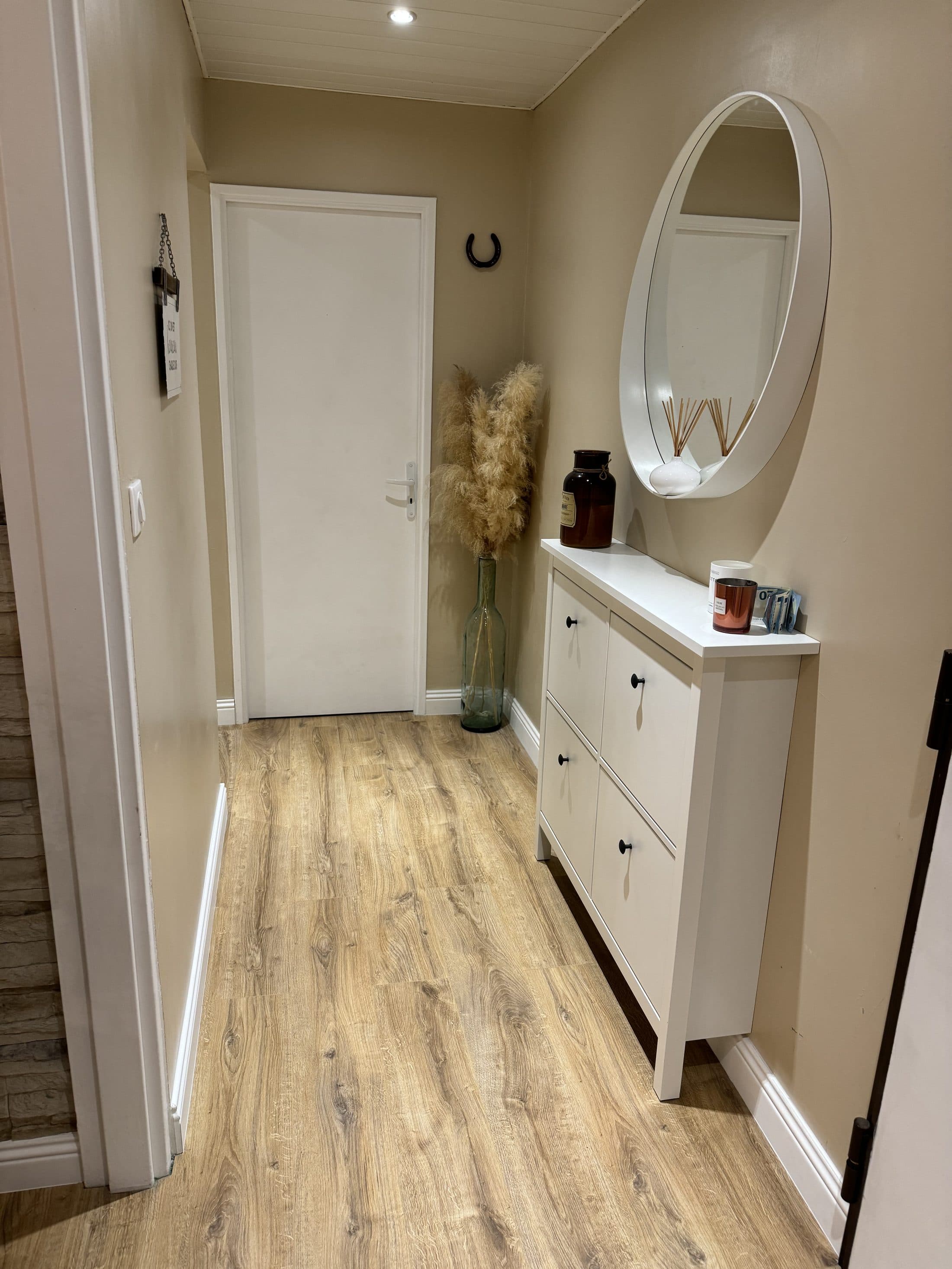 Entrée rénovée avec parquet et meuble à chaussures sur mesure