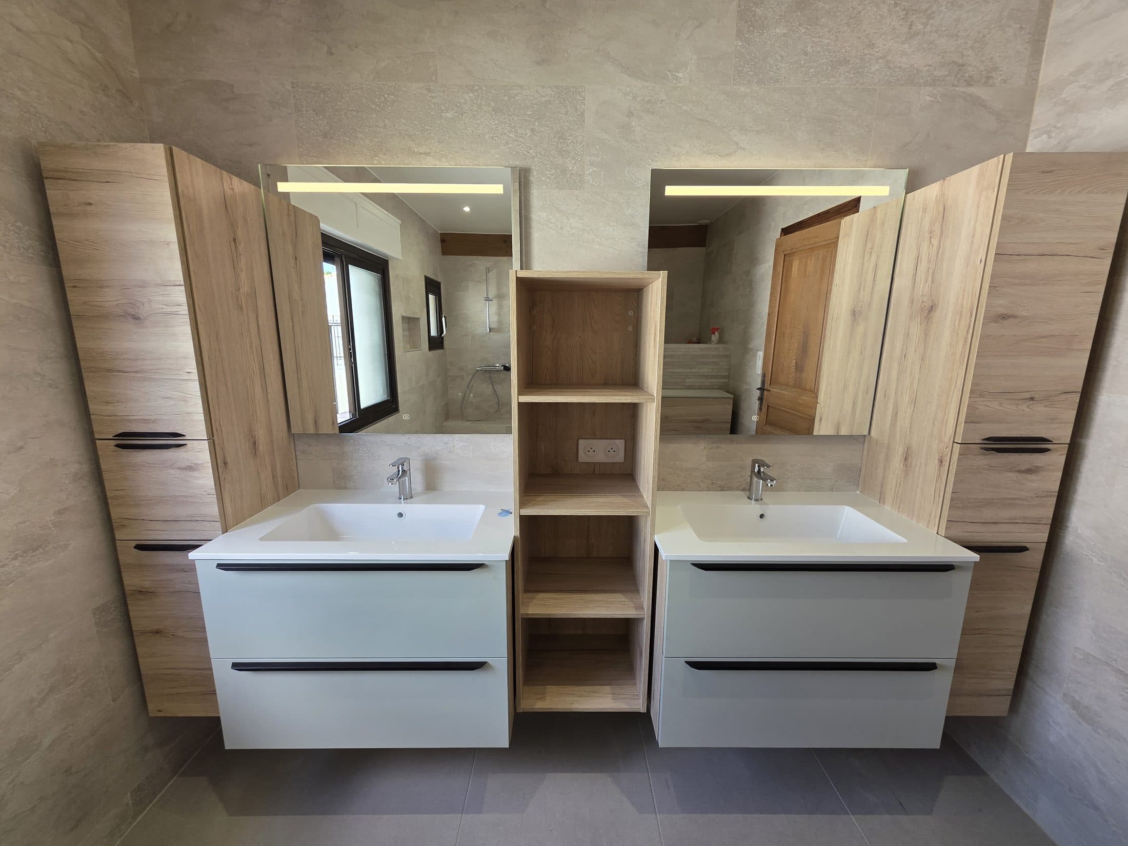 Salle de bain avec double vasque bois et blanc et colonnes de rangement