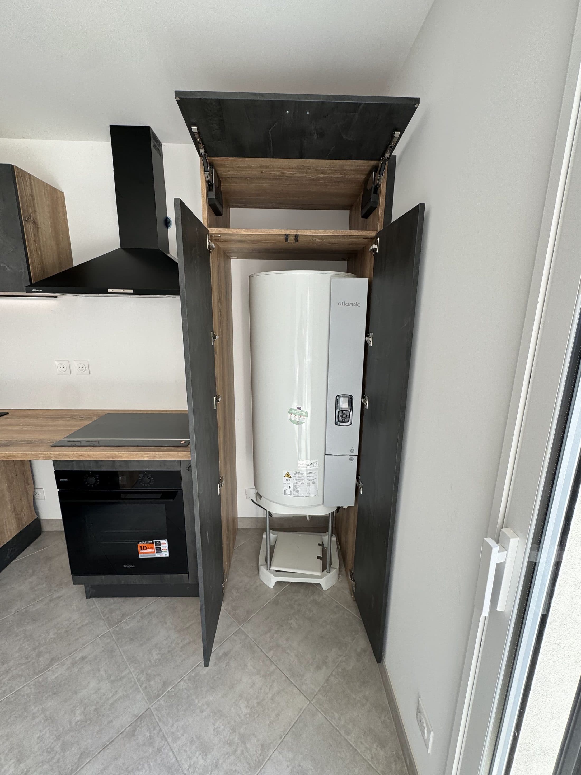 Colonne de cuisine sur mesure dissimulant un chauffe-eau