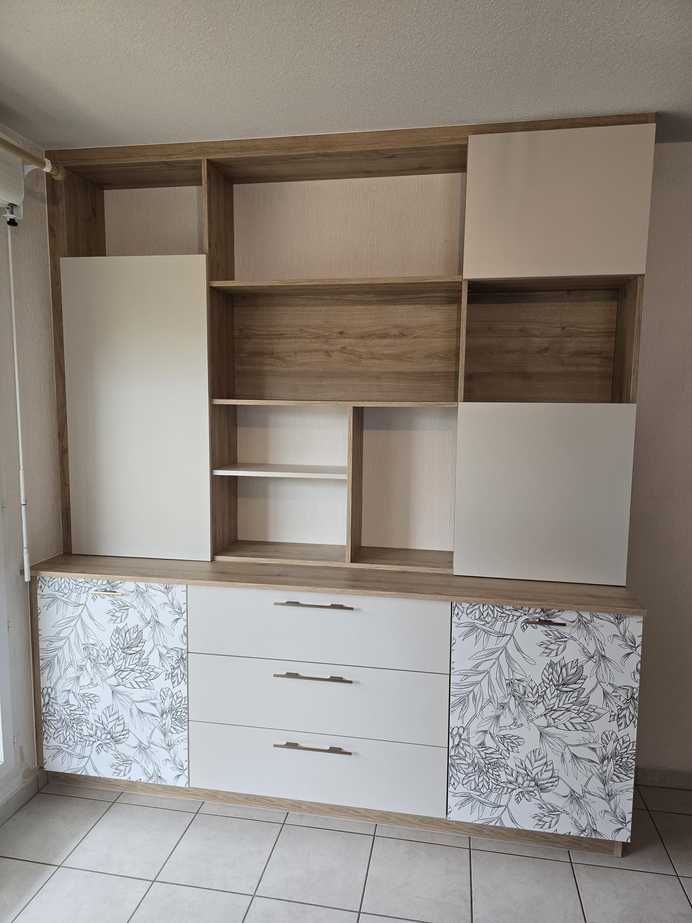 Meuble TV mural sur mesure blanc et bois avec façades à motif