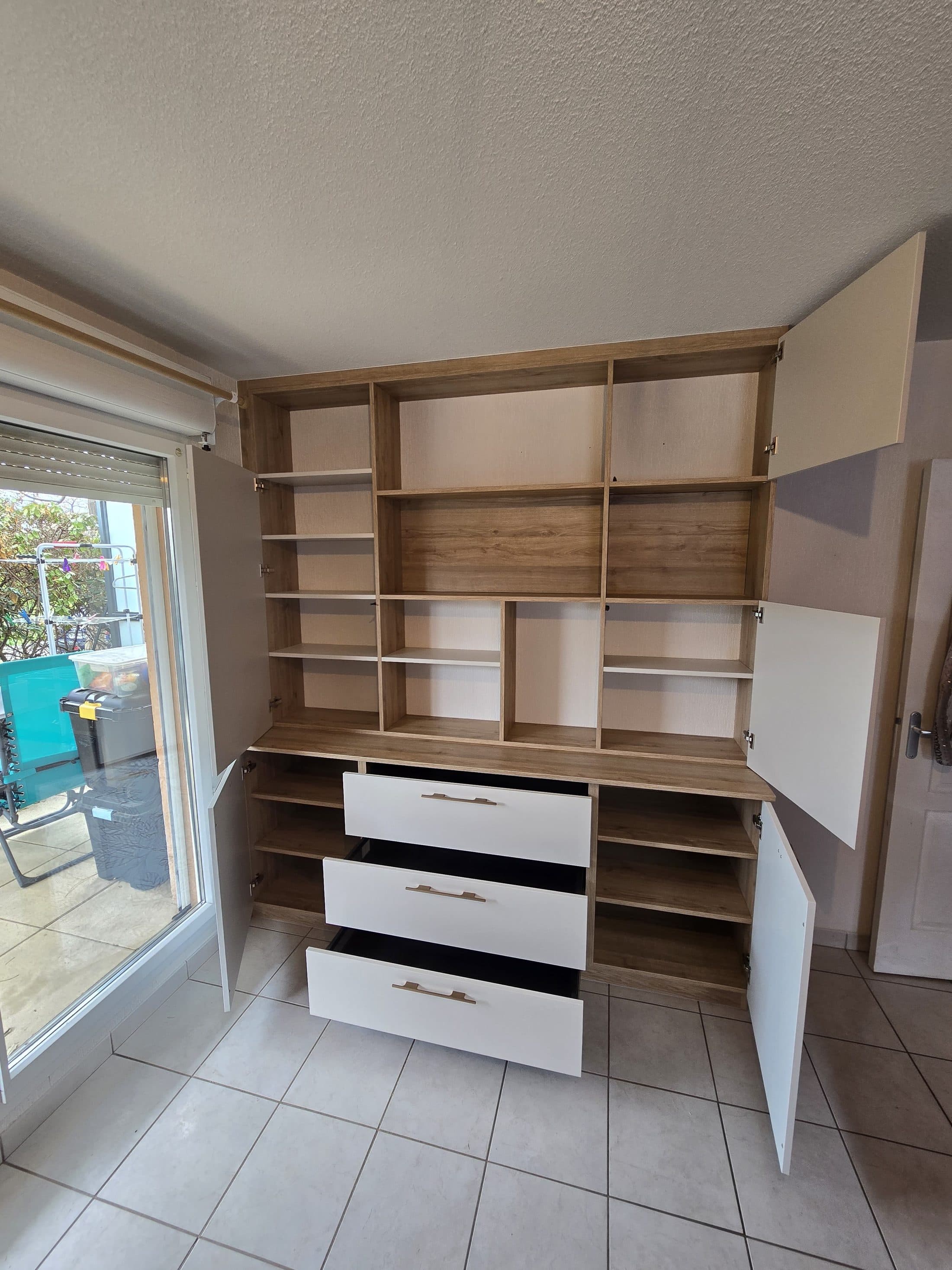 Rangement sur mesure ouvert avec étagères et tiroirs