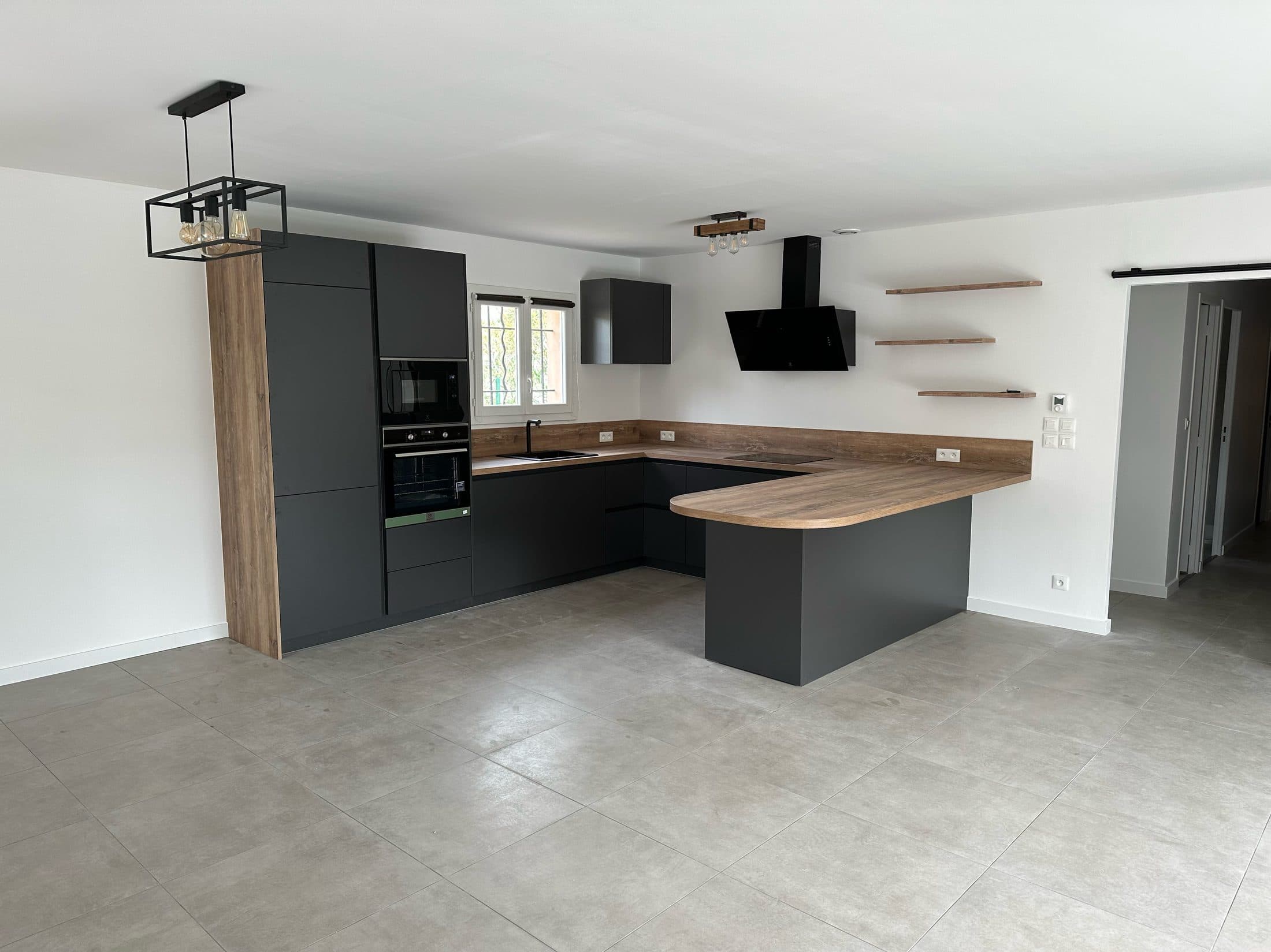 Cuisine anthracite avec plan de travail bois et étagères murales