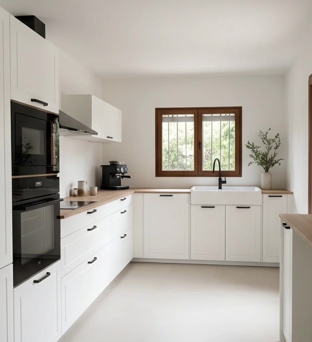 Cuisine blanche épurée avec plan de travail bois