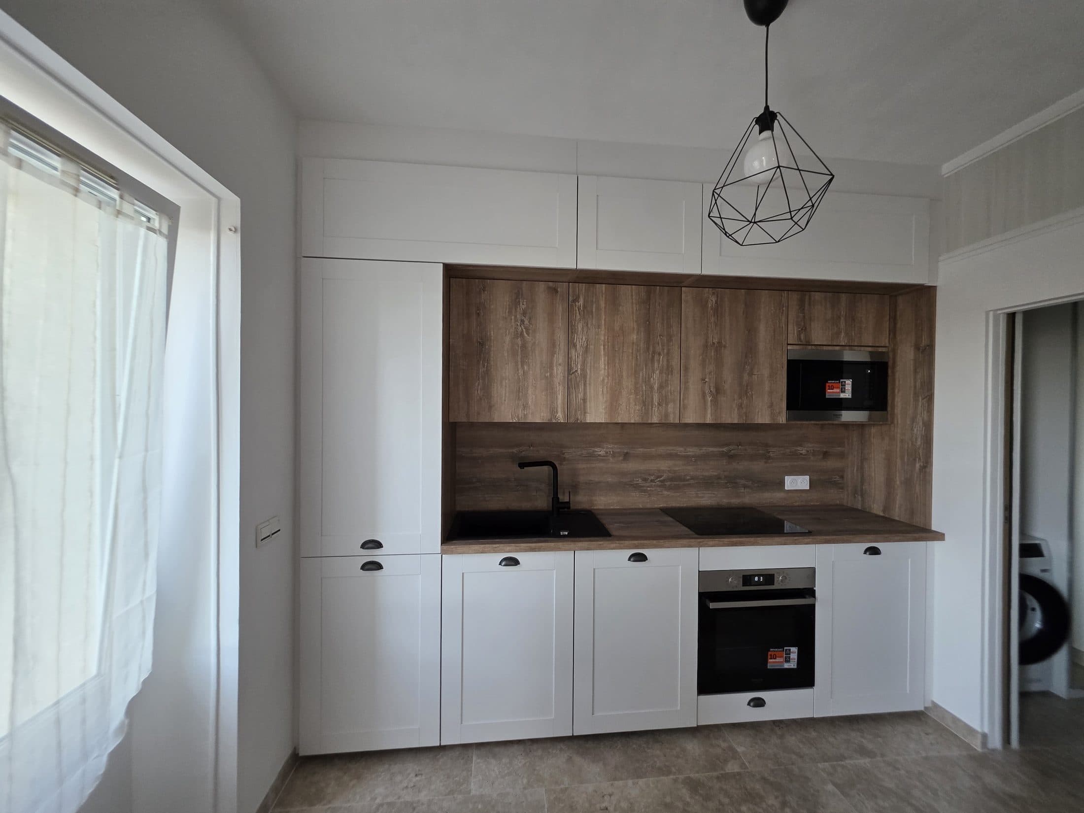 Cuisine blanche style shaker avec crédence bois