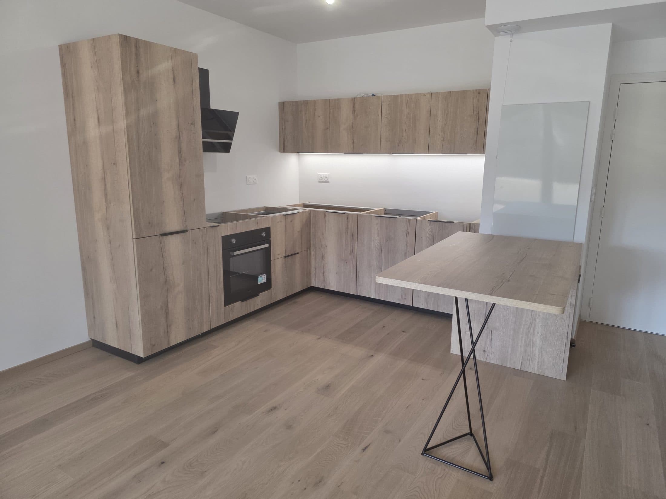 Cuisine bois clair avec bar sur pied métal et sol parquet