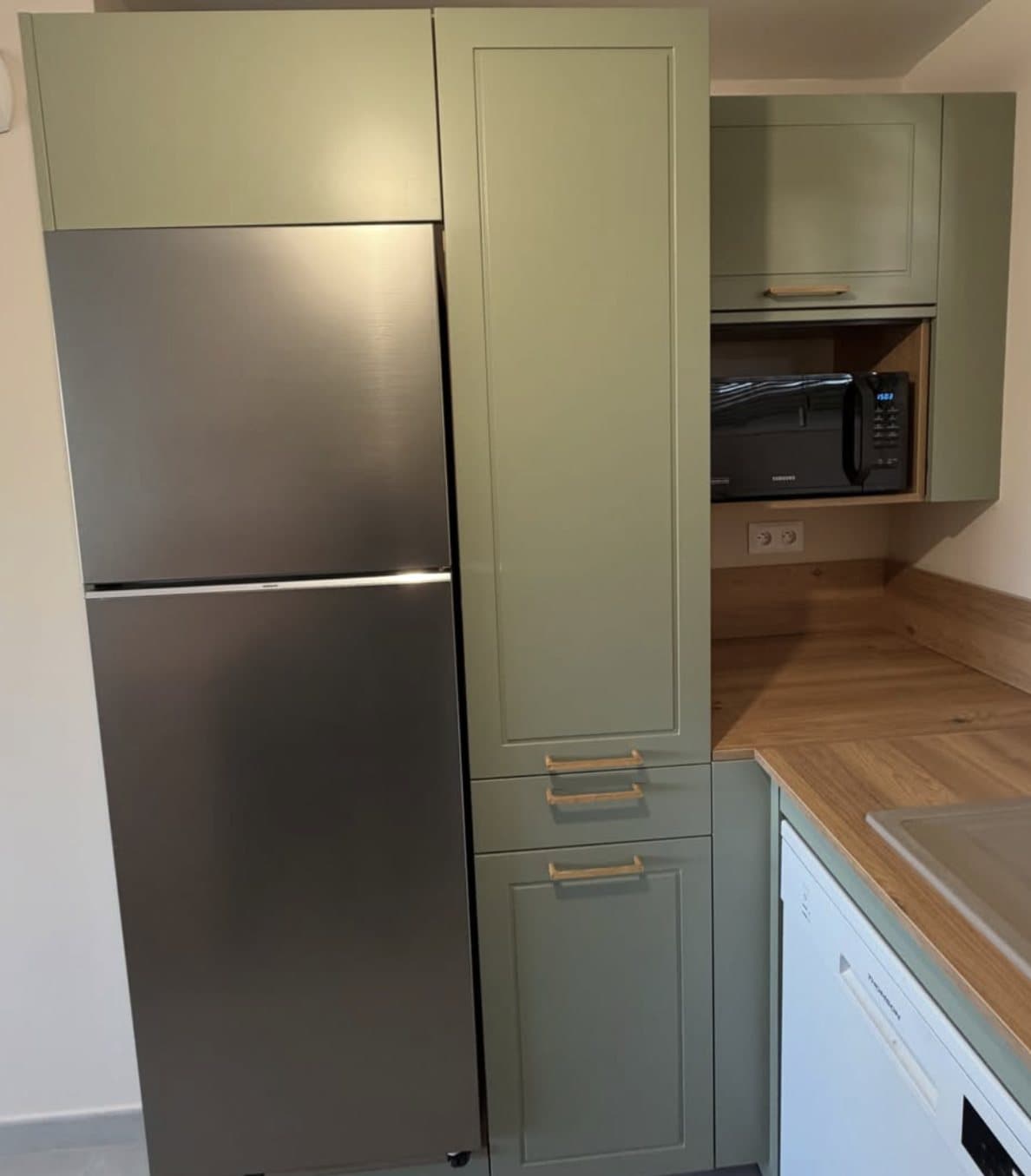 Cuisine verte avec colonne réfrigérateur inox intégrée