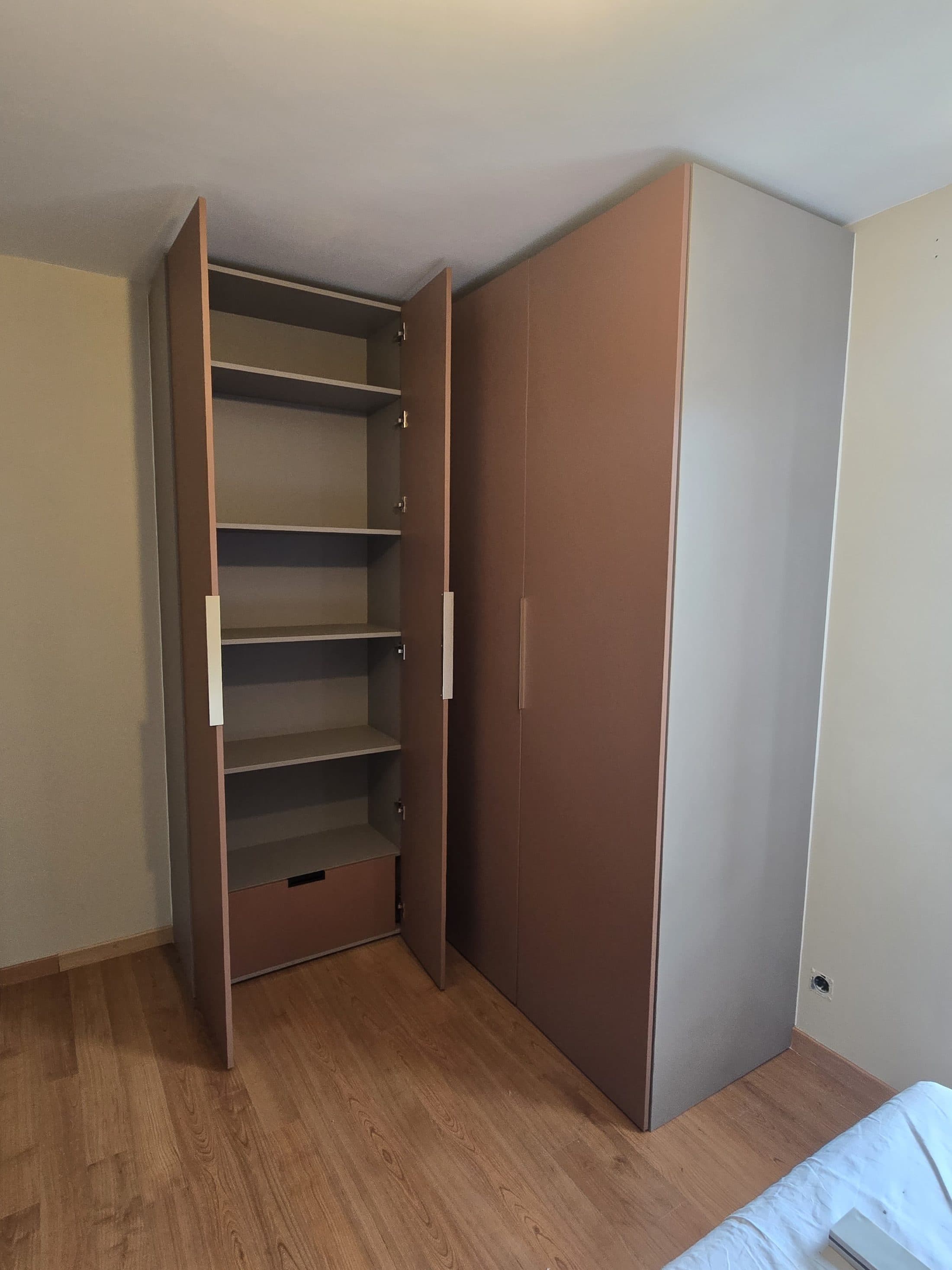 Dressing d'angle, colonne ouverte sur les rangements