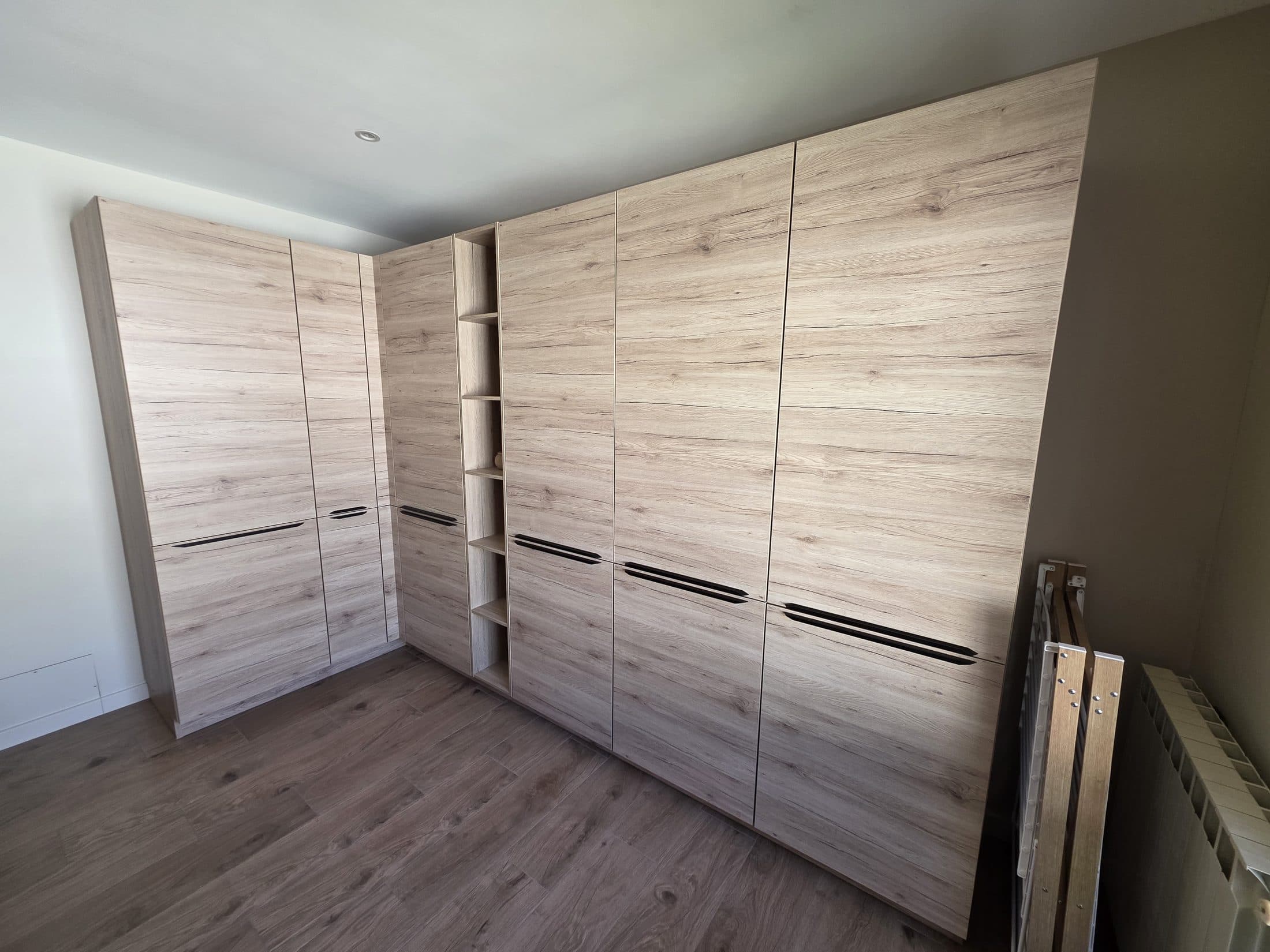 Dressing bois clair en angle avec portes toute hauteur