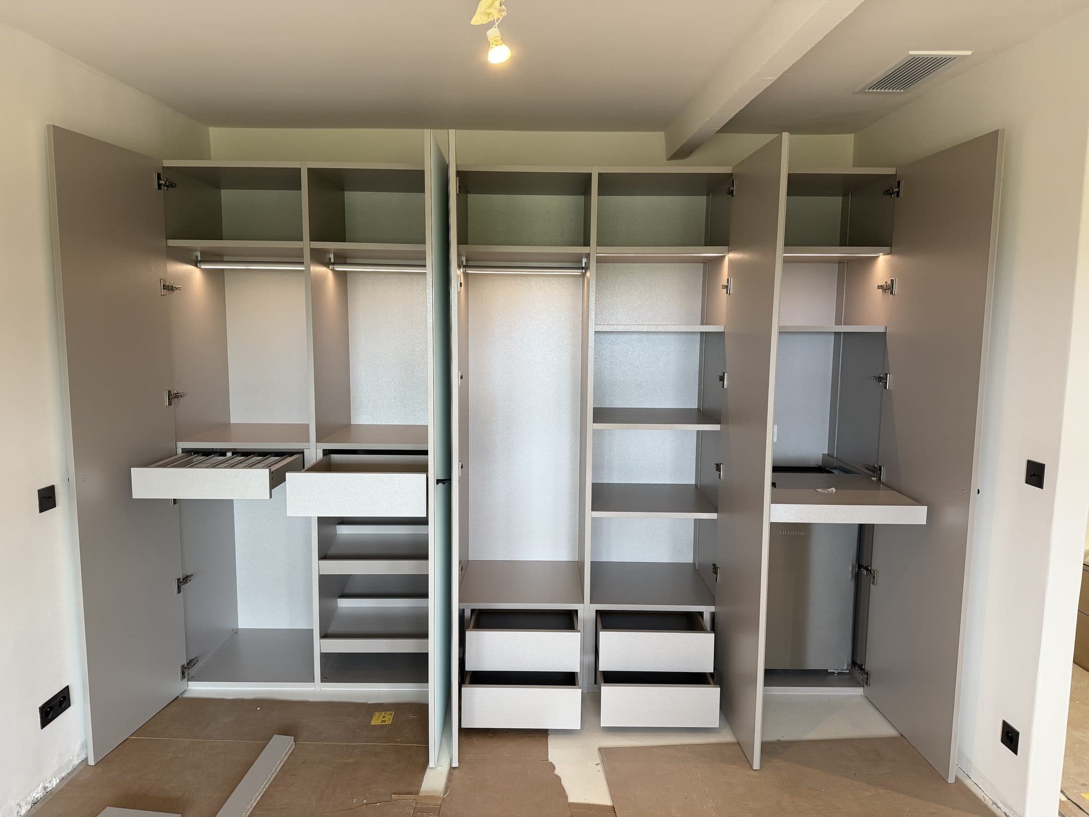 Intérieur de dressing avec tiroirs et étagères