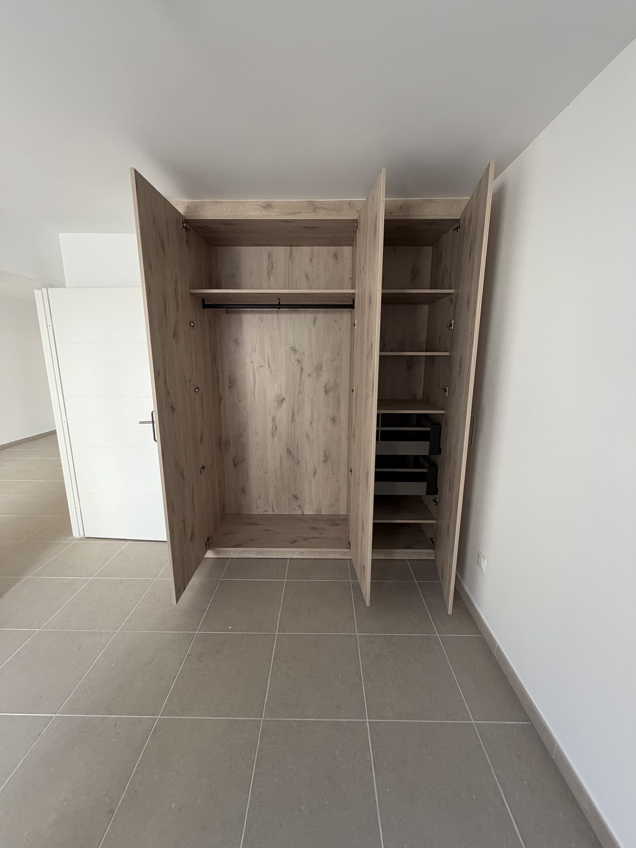 Dressing ouvert avec penderie et étagères