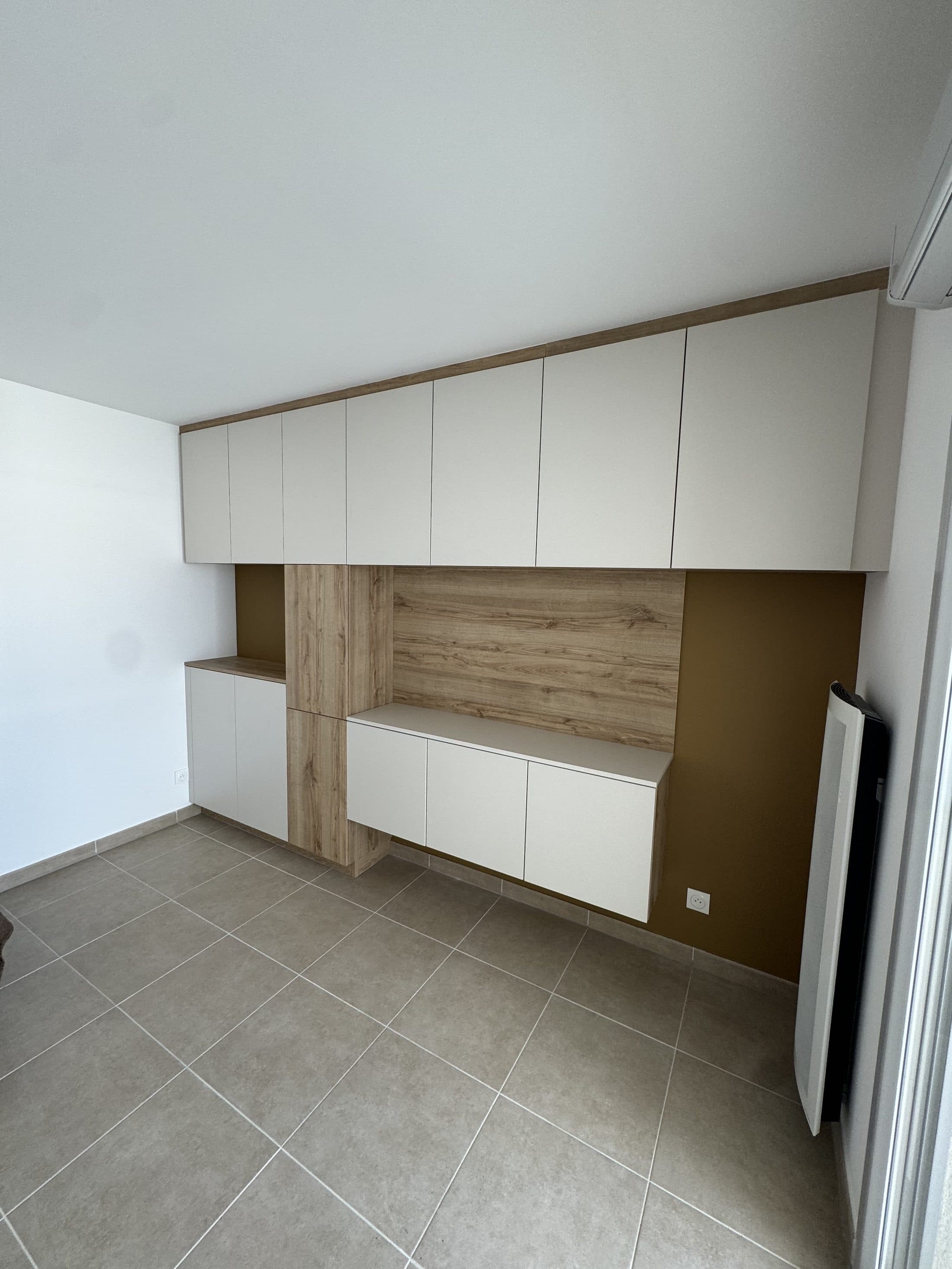 Dressing sur mesure installé sous une pente de toit