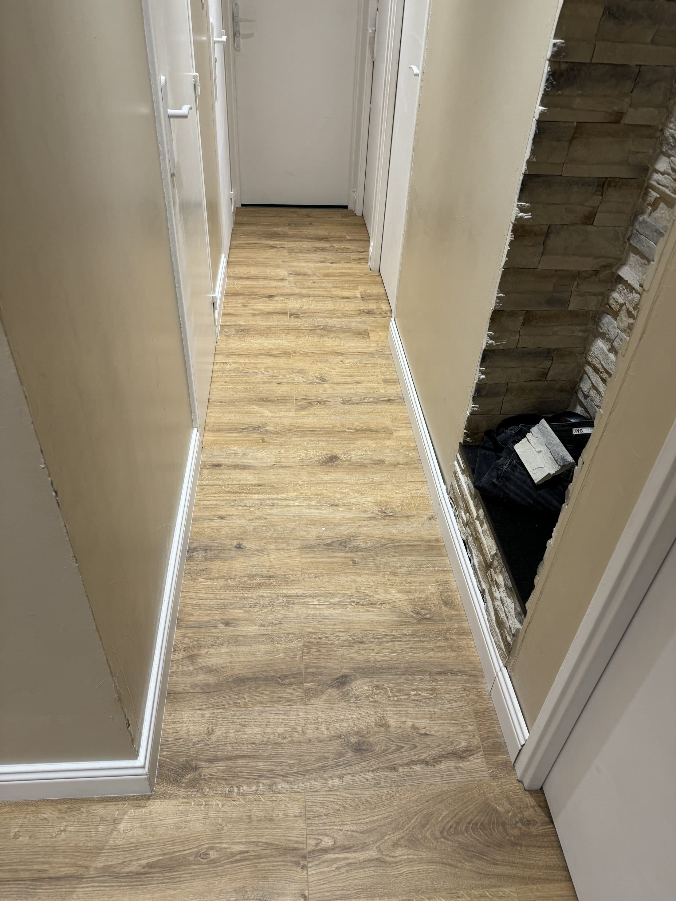 Parquet posé dans un couloir