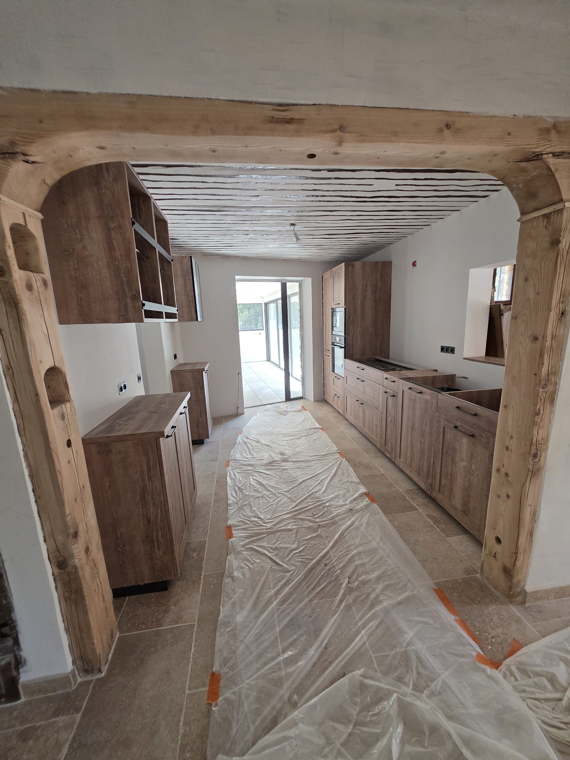 Rénovation d'une maison ancienne à poutres bois, cuisine en cours d'installation