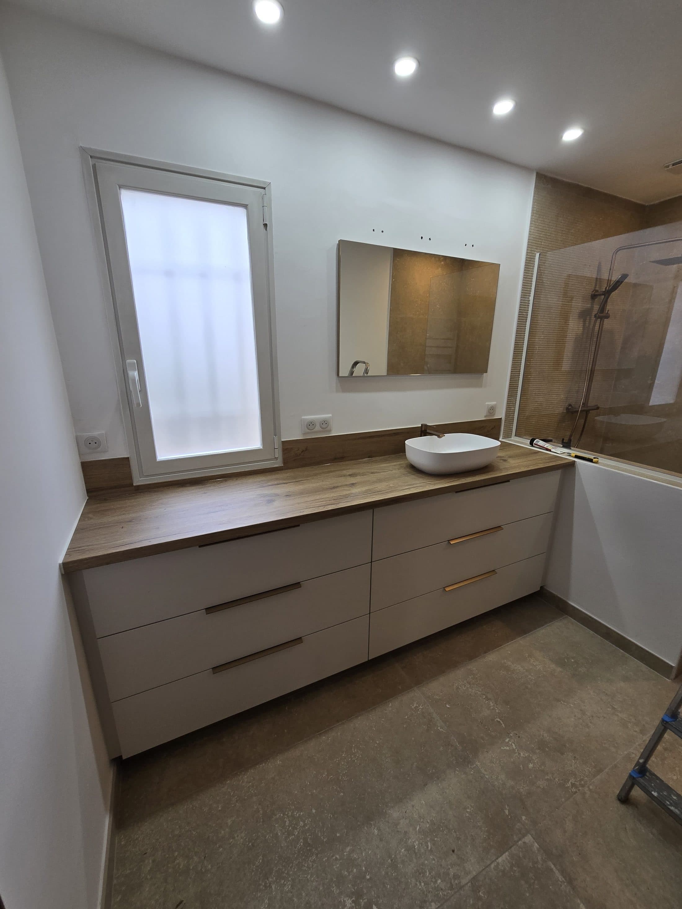 Meuble vasque en bois sur mesure dans une salle de bain